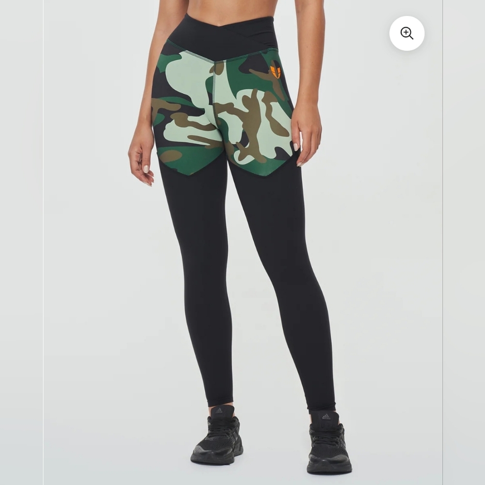 LNWT Firmabs  size small v waist camo leggings